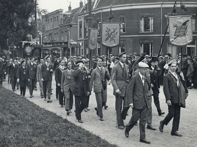 99874 Afbeelding van vertegenwoordigers van verschillende studentencorpora tijdens de intocht van de reünisten, in de ...